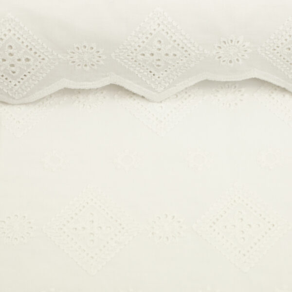 Embroidery off-white
